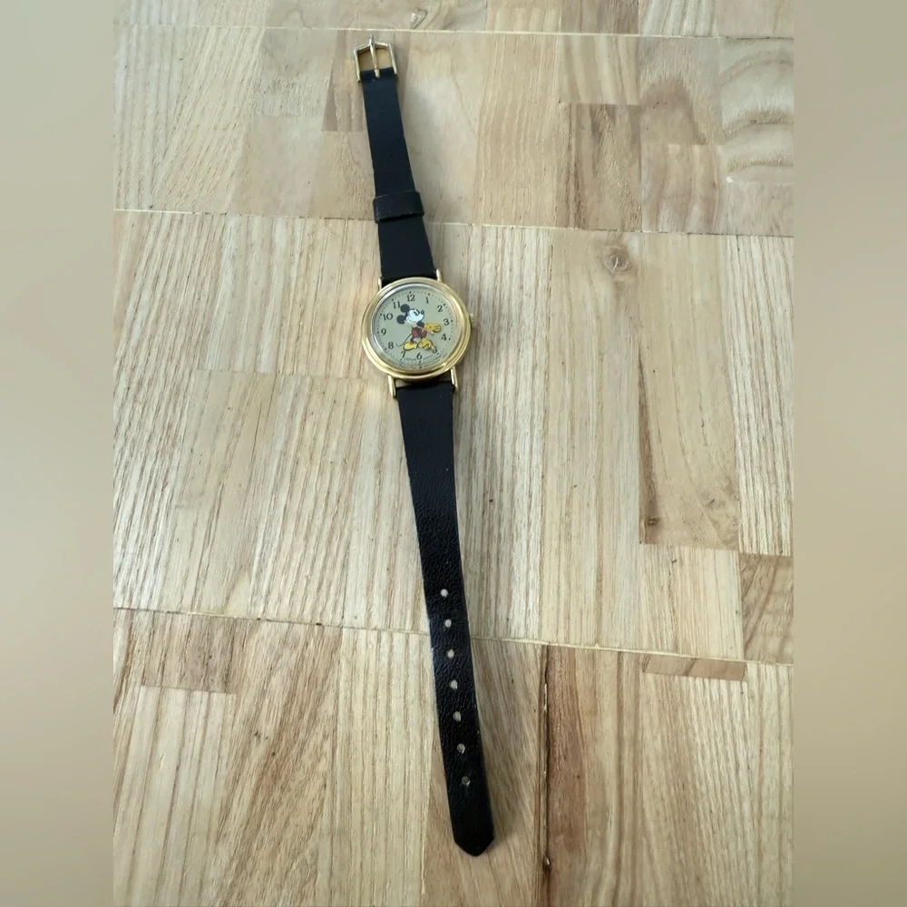 Vintage Disney Lorus Mickey Mouse moving arms watch NEW BATTERY